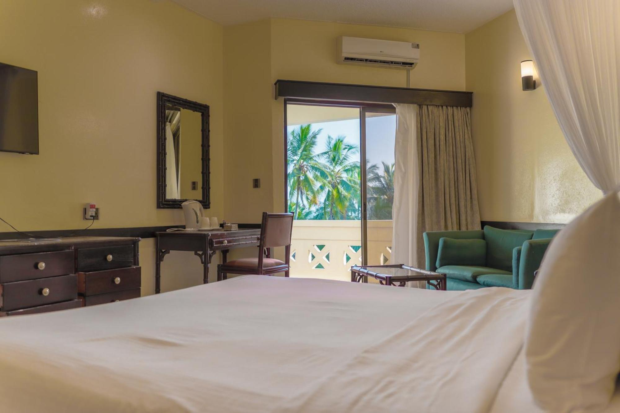 Mombasa Continental Resort Shanzu Extérieur photo