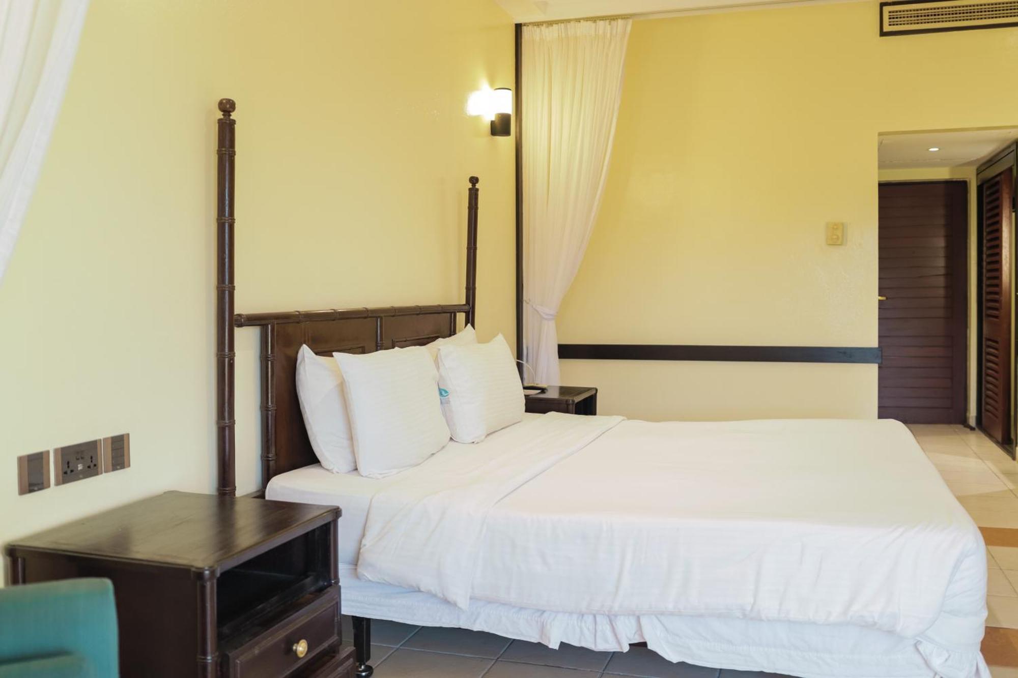 Mombasa Continental Resort Shanzu Extérieur photo